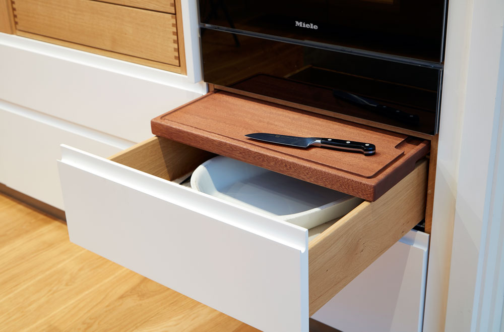 Som en ekstra detalje er der gjort plads til skærebrættet i en af skufferne, så det kan komme af vejen.