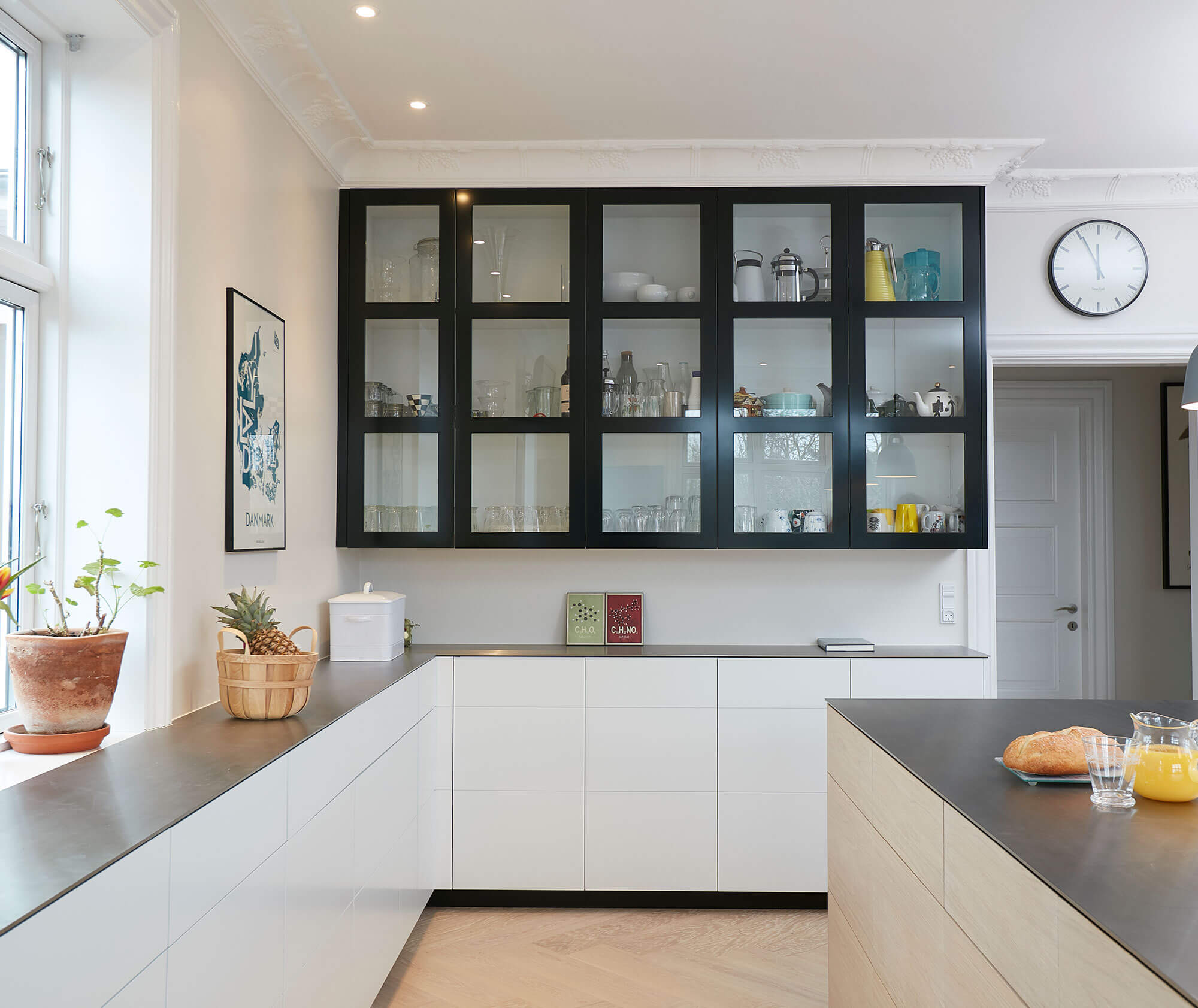 Lyst køkken med accentfarve