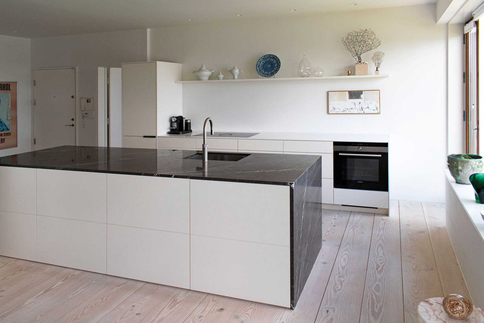 Det store vitrineskab giver synlighed