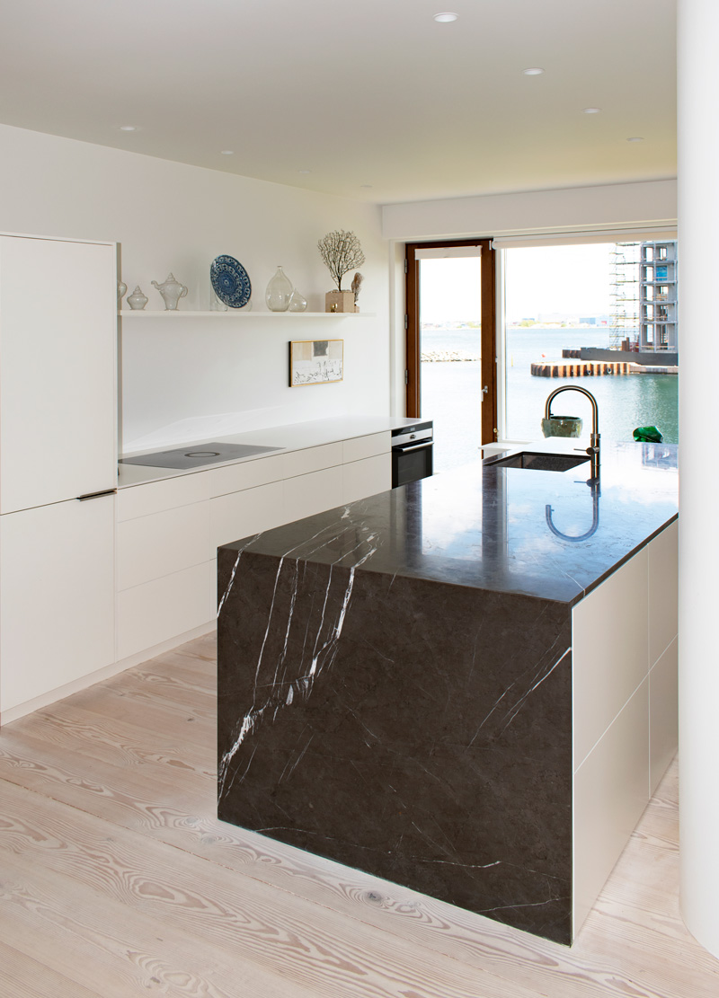 Det store vitrineskab giver synlighed