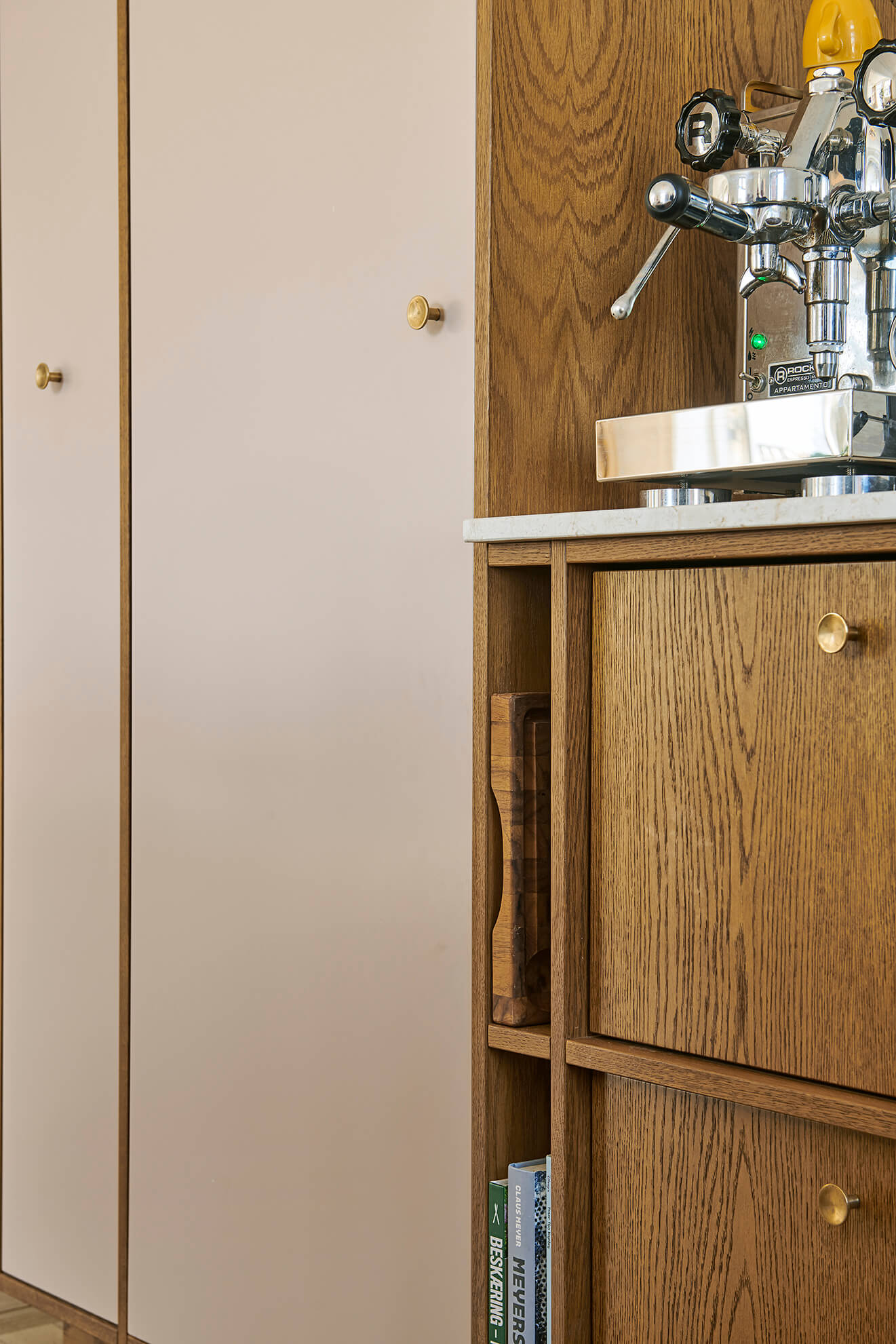 Køkken i bejdset egetræ